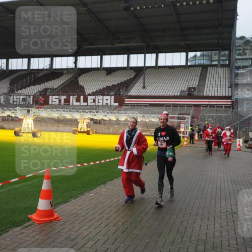 07.12.2025 - St. Pauli X-Mass-Run No. 15 Fabian Wolf http://msf.ph/oto/9416905 07.12.2025 11:12:30 Ziel 46, 218, 489, 597, 605, 663, 671, 682, 718, 836, 839, 888, 1142, 1261, 1423, 1609, 1610, 2858 meine-sportfotos.de