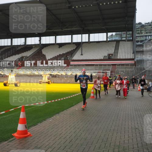 07.12.2025 - St. Pauli X-Mass-Run No. 15 Fabian Wolf http://msf.ph/oto/9416931 07.12.2025 11:12:46 Ziel 494, 1261, 1420, 1422, 1423, 1609, 1610, 3167, 4794, 4795, 4796, 4802, 4804 meine-sportfotos.de