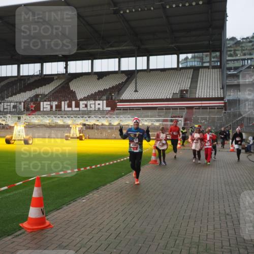 07.12.2025 - St. Pauli X-Mass-Run No. 15 Fabian Wolf http://msf.ph/oto/9416932 07.12.2025 11:12:46 Ziel 494, 1261, 1420, 1422, 1423, 1609, 1610, 3167, 4794, 4795, 4796, 4802, 4804 meine-sportfotos.de