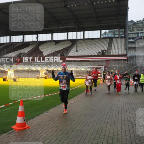 07.12.2025 - St. Pauli X-Mass-Run No. 15 Fabian Wolf http://msf.ph/oto/9416936 07.12.2025 11:12:47 Ziel 494, 1261, 1420, 1422, 1423, 3167, 4794, 4795, 4796, 4802, 4804 meine-sportfotos.de