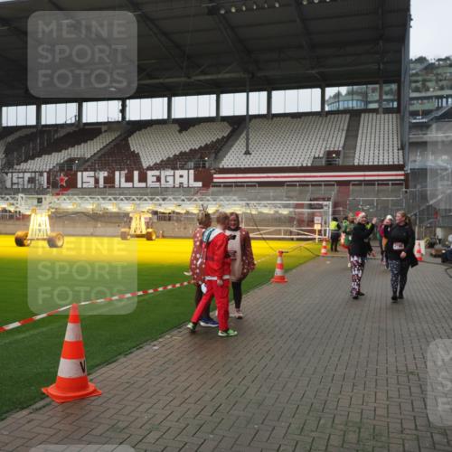 07.12.2025 - St. Pauli X-Mass-Run No. 15 Fabian Wolf http://msf.ph/oto/9416963 07.12.2025 11:12:55 Ziel 494, 681, 683, 684, 919, 1175, 1178, 1420, 1422, 1703, 3167, 4794, 4795, 4796, 4802, 4804 meine-sportfotos.de