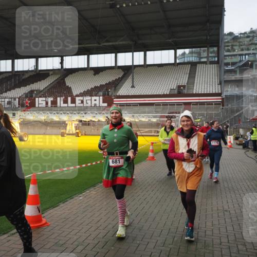 07.12.2025 - St. Pauli X-Mass-Run No. 15 Fabian Wolf http://msf.ph/oto/9416977 07.12.2025 11:13:01 Ziel 681, 683, 684, 919, 1175, 1178, 1703, 3167, 4794, 4795, 4796, 4802, 4804 meine-sportfotos.de