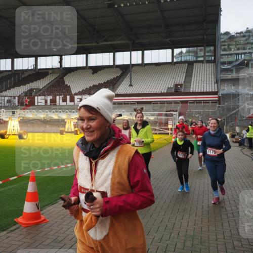 07.12.2025 - St. Pauli X-Mass-Run No. 15 Fabian Wolf http://msf.ph/oto/9416983 07.12.2025 11:13:02 Ziel 681, 683, 684, 919, 1175, 1178, 1703, 3167, 4795, 4796 meine-sportfotos.de