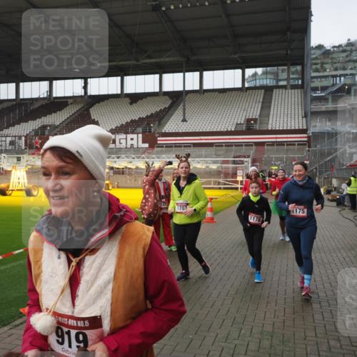 07.12.2025 - St. Pauli X-Mass-Run No. 15 Fabian Wolf http://msf.ph/oto/9416984 07.12.2025 11:13:03 Ziel 681, 683, 684, 919, 1175, 1178, 1703, 3167, 4795, 4796 meine-sportfotos.de
