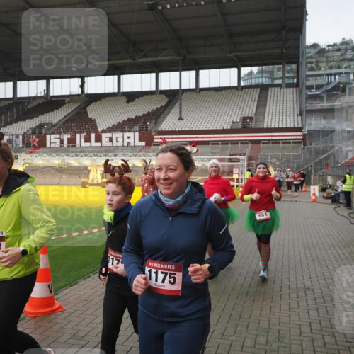 07.12.2025 - St. Pauli X-Mass-Run No. 15 Fabian Wolf http://msf.ph/oto/9416989 07.12.2025 11:13:04 Ziel 17, 22, 47, 681, 683, 684, 919, 1022, 1175, 1178, 1703, 4795, 4796 meine-sportfotos.de