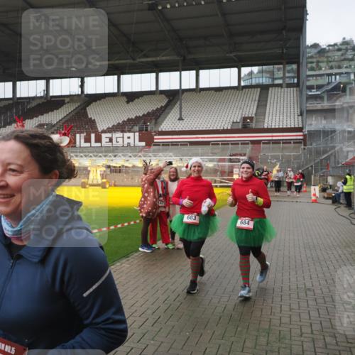 07.12.2025 - St. Pauli X-Mass-Run No. 15 Fabian Wolf http://msf.ph/oto/9416991 07.12.2025 11:13:05 Ziel 17, 22, 47, 681, 683, 684, 919, 1022, 1175, 1178, 1703, 4795, 4796 meine-sportfotos.de