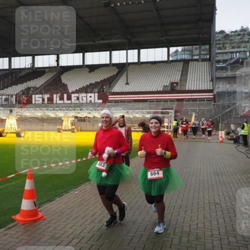 07.12.2025 - St. Pauli X-Mass-Run No. 15 Fabian Wolf http://msf.ph/oto/9416992 07.12.2025 11:13:05 Ziel 17, 22, 47, 681, 683, 684, 919, 1022, 1175, 1178, 1703, 4795, 4796 meine-sportfotos.de