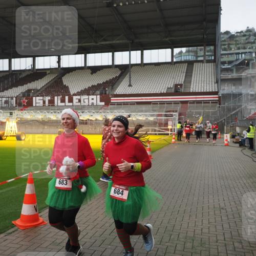 07.12.2025 - St. Pauli X-Mass-Run No. 15 Fabian Wolf http://msf.ph/oto/9416994 07.12.2025 11:13:05 Ziel 17, 22, 47, 681, 683, 684, 919, 1022, 1175, 1178, 1703, 4795, 4796 meine-sportfotos.de