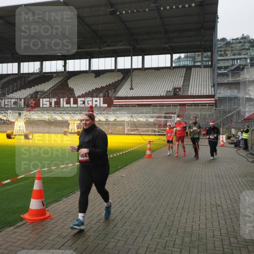 07.12.2025 - St. Pauli X-Mass-Run No. 15 Fabian Wolf http://msf.ph/oto/9417021 07.12.2025 11:13:27 Ziel 585, 1338, 1341, 1647, 1664, 2125, 2773 meine-sportfotos.de