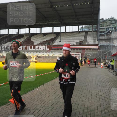 07.12.2025 - St. Pauli X-Mass-Run No. 15 Fabian Wolf http://msf.ph/oto/9417028 07.12.2025 11:13:31 Ziel 585, 1111, 1114, 1338, 1341, 1664, 2125, 2773 meine-sportfotos.de