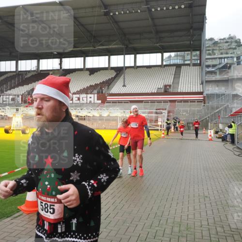 07.12.2025 - St. Pauli X-Mass-Run No. 15 Fabian Wolf http://msf.ph/oto/9417031 07.12.2025 11:13:31 Ziel 585, 1111, 1114, 1338, 1341, 1664, 2125, 2773 meine-sportfotos.de