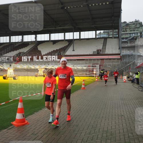 07.12.2025 - St. Pauli X-Mass-Run No. 15 Fabian Wolf http://msf.ph/oto/9417033 07.12.2025 11:13:33 Ziel 585, 1111, 1114, 1338, 1341, 1664, 2125, 2773 meine-sportfotos.de