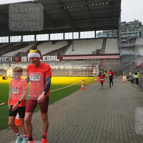07.12.2025 - St. Pauli X-Mass-Run No. 15 Fabian Wolf http://msf.ph/oto/9417035 07.12.2025 11:13:34 Ziel 585, 1111, 1114, 1338, 1341, 1664, 2125, 2773 meine-sportfotos.de
