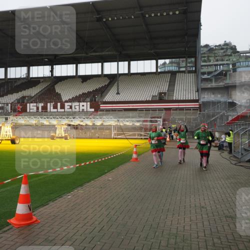 07.12.2025 - St. Pauli X-Mass-Run No. 15 Fabian Wolf http://msf.ph/oto/9417062 07.12.2025 11:13:59 Ziel 274, 375, 425, 475, 708 meine-sportfotos.de