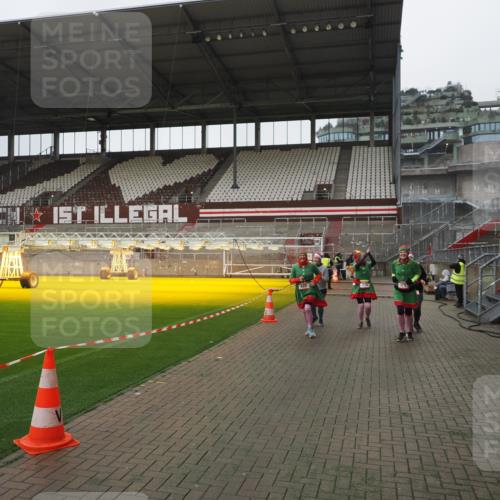 07.12.2025 - St. Pauli X-Mass-Run No. 15 Fabian Wolf http://msf.ph/oto/9417063 07.12.2025 11:14:00 Ziel 274, 375, 425, 475, 708 meine-sportfotos.de