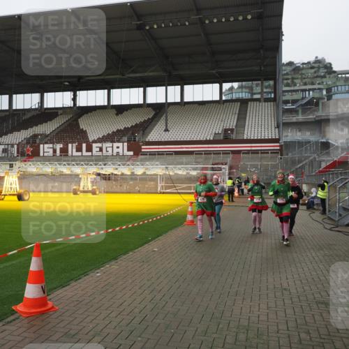 07.12.2025 - St. Pauli X-Mass-Run No. 15 Fabian Wolf http://msf.ph/oto/9417065 07.12.2025 11:14:00 Ziel 274, 375, 425, 475, 708 meine-sportfotos.de
