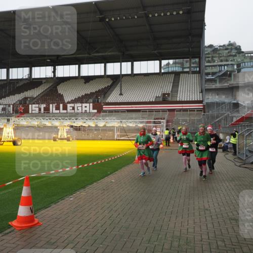 07.12.2025 - St. Pauli X-Mass-Run No. 15 Fabian Wolf http://msf.ph/oto/9417066 07.12.2025 11:14:00 Ziel 274, 375, 425, 475, 708 meine-sportfotos.de