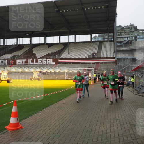 07.12.2025 - St. Pauli X-Mass-Run No. 15 Fabian Wolf http://msf.ph/oto/9417067 07.12.2025 11:14:00 Ziel 274, 375, 425, 475, 708 meine-sportfotos.de