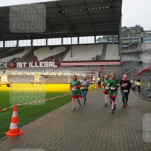 07.12.2025 - St. Pauli X-Mass-Run No. 15 Fabian Wolf http://msf.ph/oto/9417069 07.12.2025 11:14:01 Ziel 274, 375, 425, 475, 708 meine-sportfotos.de