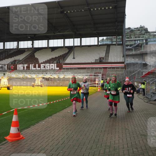 07.12.2025 - St. Pauli X-Mass-Run No. 15 Fabian Wolf http://msf.ph/oto/9417070 07.12.2025 11:14:01 Ziel 274, 375, 425, 475, 708 meine-sportfotos.de