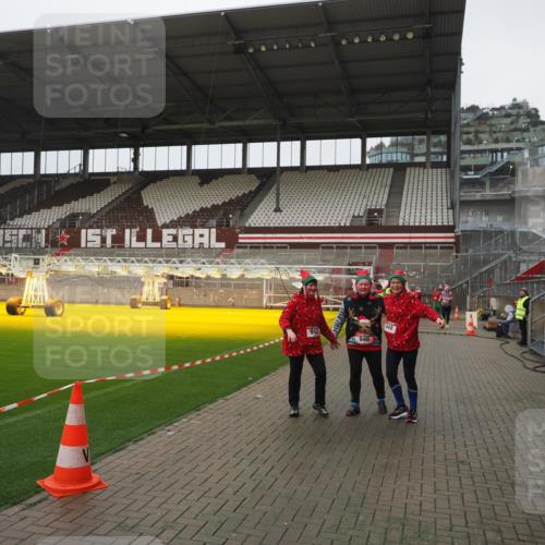 07.12.2025 - St. Pauli X-Mass-Run No. 15 Fabian Wolf http://msf.ph/oto/9417086 07.12.2025 11:14:25 Ziel 525, 942, 946, 948 meine-sportfotos.de