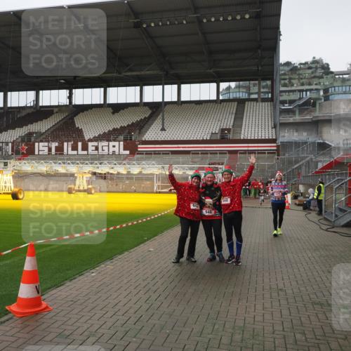 07.12.2025 - St. Pauli X-Mass-Run No. 15 Fabian Wolf http://msf.ph/oto/9417107 07.12.2025 11:14:30 Ziel 525, 942, 946, 1805 meine-sportfotos.de