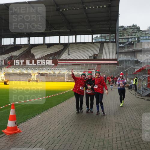 07.12.2025 - St. Pauli X-Mass-Run No. 15 Fabian Wolf http://msf.ph/oto/9417110 07.12.2025 11:14:31 Ziel 525, 1776, 1805, 1806, 2040 meine-sportfotos.de