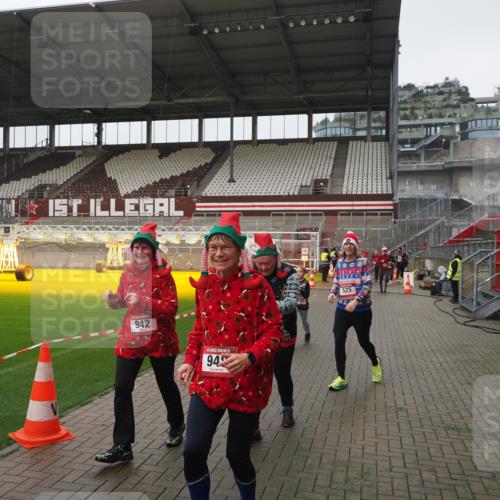 07.12.2025 - St. Pauli X-Mass-Run No. 15 Fabian Wolf http://msf.ph/oto/9417118 07.12.2025 11:14:34 Ziel 525, 1776, 1778, 1798, 1804, 1805, 1806, 1807, 2040, 2211, 4010 meine-sportfotos.de