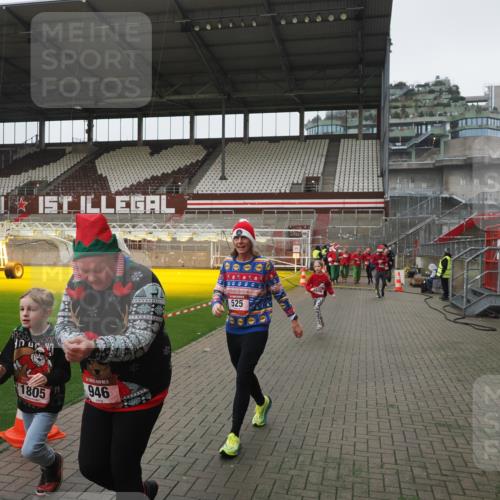 07.12.2025 - St. Pauli X-Mass-Run No. 15 Fabian Wolf http://msf.ph/oto/9417121 07.12.2025 11:14:35 Ziel 525, 1776, 1778, 1798, 1804, 1805, 1806, 1807, 2040, 2211, 4010 meine-sportfotos.de