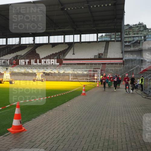07.12.2025 - St. Pauli X-Mass-Run No. 15 Fabian Wolf http://msf.ph/oto/9417132 07.12.2025 11:14:38 Ziel 525, 1776, 1778, 1798, 1804, 1805, 1806, 1807, 2040, 2211, 4010 meine-sportfotos.de