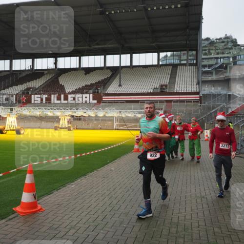 07.12.2025 - St. Pauli X-Mass-Run No. 15 Fabian Wolf http://msf.ph/oto/9417148 07.12.2025 11:14:46 Ziel 922, 1776, 1778, 1798, 1804, 1805, 1806, 1807, 2040, 2211, 4010 meine-sportfotos.de