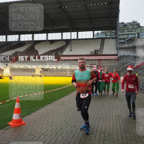 07.12.2025 - St. Pauli X-Mass-Run No. 15 Fabian Wolf http://msf.ph/oto/9417149 07.12.2025 11:14:47 Ziel 922, 1776, 1778, 1798, 1804, 1805, 1806, 1807, 2040, 2211, 4010 meine-sportfotos.de