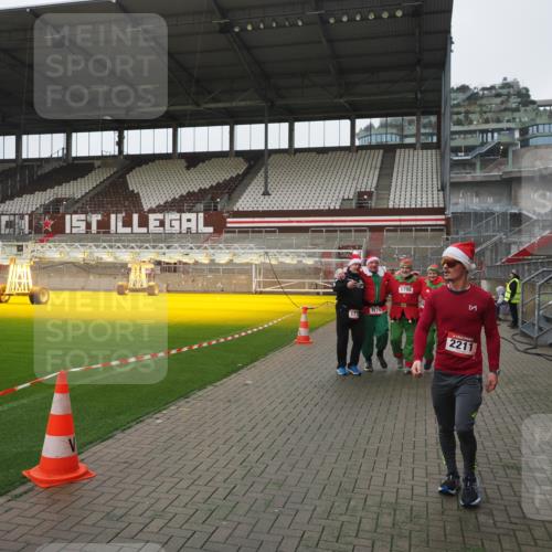 07.12.2025 - St. Pauli X-Mass-Run No. 15 Fabian Wolf http://msf.ph/oto/9417150 07.12.2025 11:14:48 Ziel 922, 1776, 1778, 1798, 1804, 1805, 1806, 1807, 2040, 2211, 4010 meine-sportfotos.de