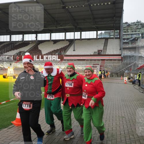 07.12.2025 - St. Pauli X-Mass-Run No. 15 Fabian Wolf http://msf.ph/oto/9417171 07.12.2025 11:14:53 Ziel 922, 1778, 1798, 1804, 1807, 4010 meine-sportfotos.de