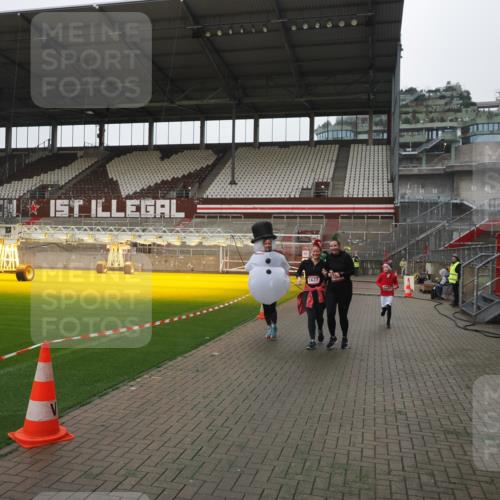 07.12.2025 - St. Pauli X-Mass-Run No. 15 Fabian Wolf http://msf.ph/oto/9417175 07.12.2025 11:15:10 Ziel 313, 1623, 1627, 1662, 3133 meine-sportfotos.de