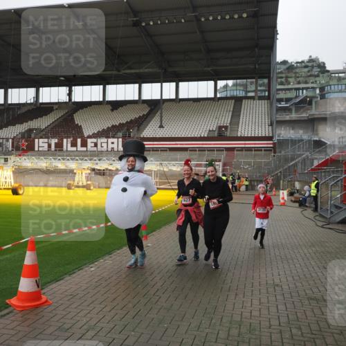 07.12.2025 - St. Pauli X-Mass-Run No. 15 Fabian Wolf http://msf.ph/oto/9417182 07.12.2025 11:15:12 Ziel 313, 1623, 1627, 1662, 3133 meine-sportfotos.de