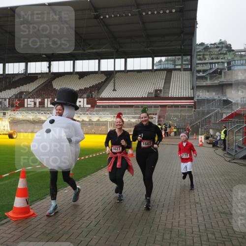07.12.2025 - St. Pauli X-Mass-Run No. 15 Fabian Wolf http://msf.ph/oto/9417185 07.12.2025 11:15:12 Ziel 313, 1623, 1627, 1662, 3133 meine-sportfotos.de