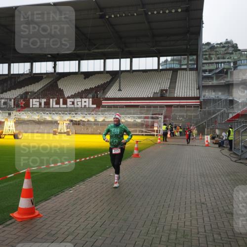 07.12.2025 - St. Pauli X-Mass-Run No. 15 Fabian Wolf http://msf.ph/oto/9417196 07.12.2025 11:15:15 Ziel 313, 1218, 1623, 1627, 1662, 3133 meine-sportfotos.de