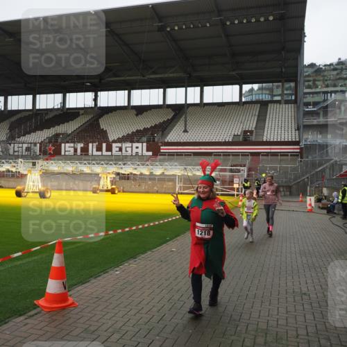 07.12.2025 - St. Pauli X-Mass-Run No. 15 Fabian Wolf http://msf.ph/oto/9417208 07.12.2025 11:15:23 Ziel 313, 391, 1218, 1282, 3133 meine-sportfotos.de