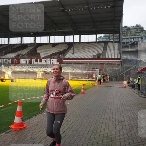 07.12.2025 - St. Pauli X-Mass-Run No. 15 Fabian Wolf http://msf.ph/oto/9417215 07.12.2025 11:15:27 Ziel 391, 1218, 1282 meine-sportfotos.de