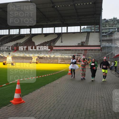 07.12.2025 - St. Pauli X-Mass-Run No. 15 Fabian Wolf http://msf.ph/oto/9417218 07.12.2025 11:15:50 Ziel 8, 14, 372, 2194 meine-sportfotos.de
