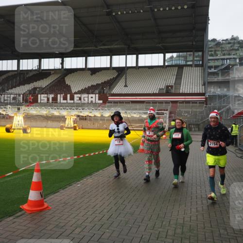 07.12.2025 - St. Pauli X-Mass-Run No. 15 Fabian Wolf http://msf.ph/oto/9417220 07.12.2025 11:15:52 Ziel 8, 14, 372, 2194 meine-sportfotos.de