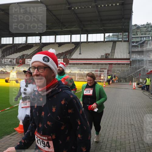07.12.2025 - St. Pauli X-Mass-Run No. 15 Fabian Wolf http://msf.ph/oto/9417228 07.12.2025 11:15:54 Ziel 8, 14, 372, 2194 meine-sportfotos.de