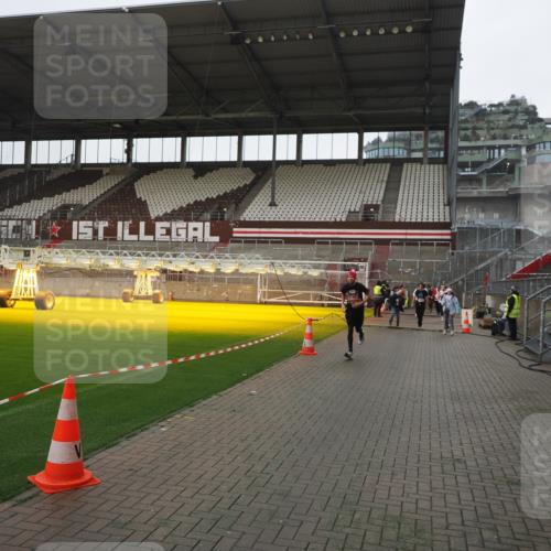 07.12.2025 - St. Pauli X-Mass-Run No. 15 Fabian Wolf http://msf.ph/oto/9417234 07.12.2025 11:16:02 Ziel 8, 2194, 2195, 2464, 3326 meine-sportfotos.de