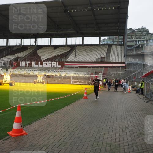 07.12.2025 - St. Pauli X-Mass-Run No. 15 Fabian Wolf http://msf.ph/oto/9417235 07.12.2025 11:16:03 Ziel 1821, 1825, 2194, 2195, 2464, 3326 meine-sportfotos.de