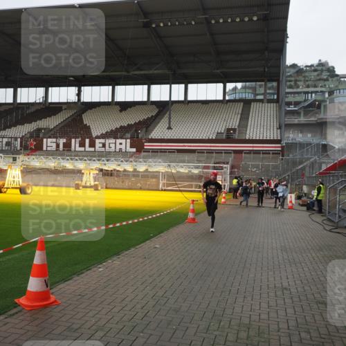 07.12.2025 - St. Pauli X-Mass-Run No. 15 Fabian Wolf http://msf.ph/oto/9417236 07.12.2025 11:16:03 Ziel 1821, 1825, 2194, 2195, 2464, 3326 meine-sportfotos.de