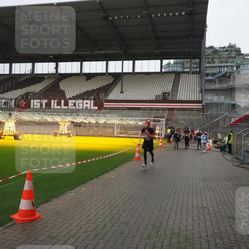07.12.2025 - St. Pauli X-Mass-Run No. 15 Fabian Wolf http://msf.ph/oto/9417237 07.12.2025 11:16:03 Ziel 1821, 1825, 2194, 2195, 2464, 3326 meine-sportfotos.de