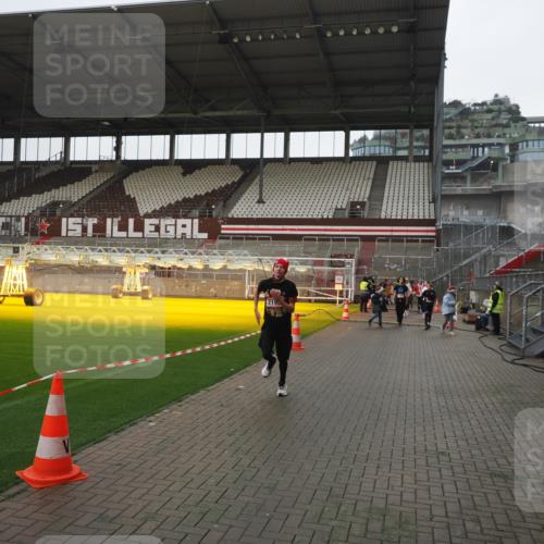 07.12.2025 - St. Pauli X-Mass-Run No. 15 Fabian Wolf http://msf.ph/oto/9417240 07.12.2025 11:16:04 Ziel 1821, 1825, 2195, 2464, 3326 meine-sportfotos.de