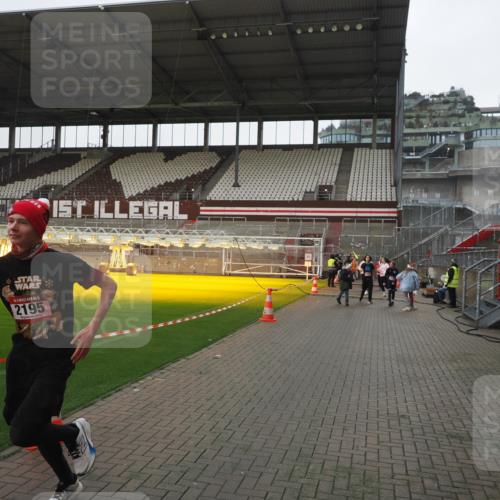 07.12.2025 - St. Pauli X-Mass-Run No. 15 Fabian Wolf http://msf.ph/oto/9417245 07.12.2025 11:16:05 Ziel 1800, 1802, 1821, 1825, 2195, 2464, 3326 meine-sportfotos.de