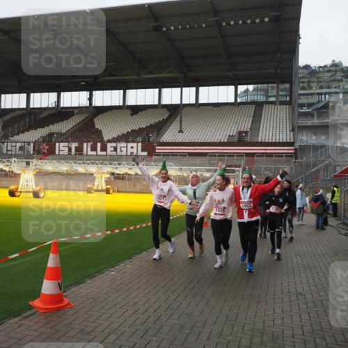 07.12.2025 - St. Pauli X-Mass-Run No. 15 Fabian Wolf http://msf.ph/oto/9417259 07.12.2025 11:16:16 Ziel 1800, 1802, 1821, 1825, 2195, 2464, 3241, 3256, 3326 meine-sportfotos.de